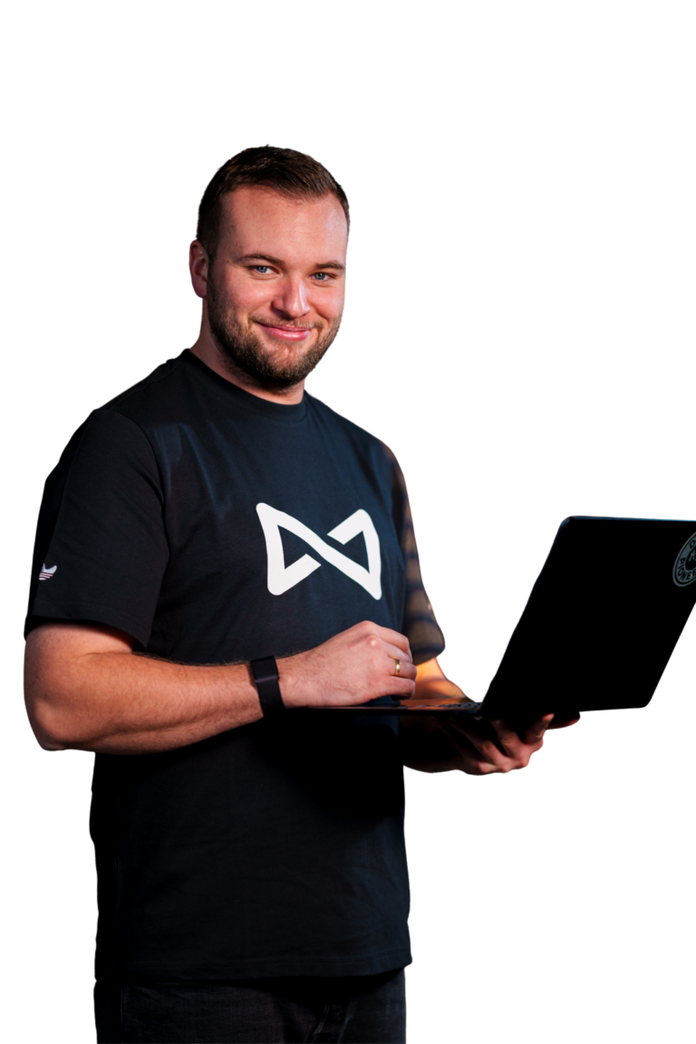 InfinityMedia Sascha with Macbook