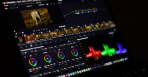 DaVinci Resolve mit Schnitt-Timeline und Farbkorrektur-Oberfläche auf einem Monitor.