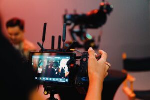 Kamera und Setmonitor während einer Filmproduktion