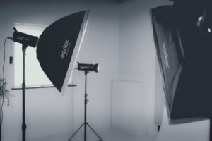 Fotostudio mit zwei großen Softboxen und Blitzgeräten vor hellen Wänden