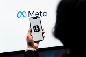 Smartphone mit sichtbarem Threads-Logo als Symbolbild zu den neuen Podcast-Funktionen der Plattform