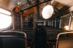 Runde Filmleuchte in einem aufgebauten Drehset in einer Straßenbahn