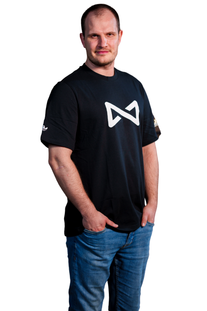 Freigestelltes Portrait von Matthias Luebke aus dem InfinityMedia-Team als Assistenz, Frontansicht 02