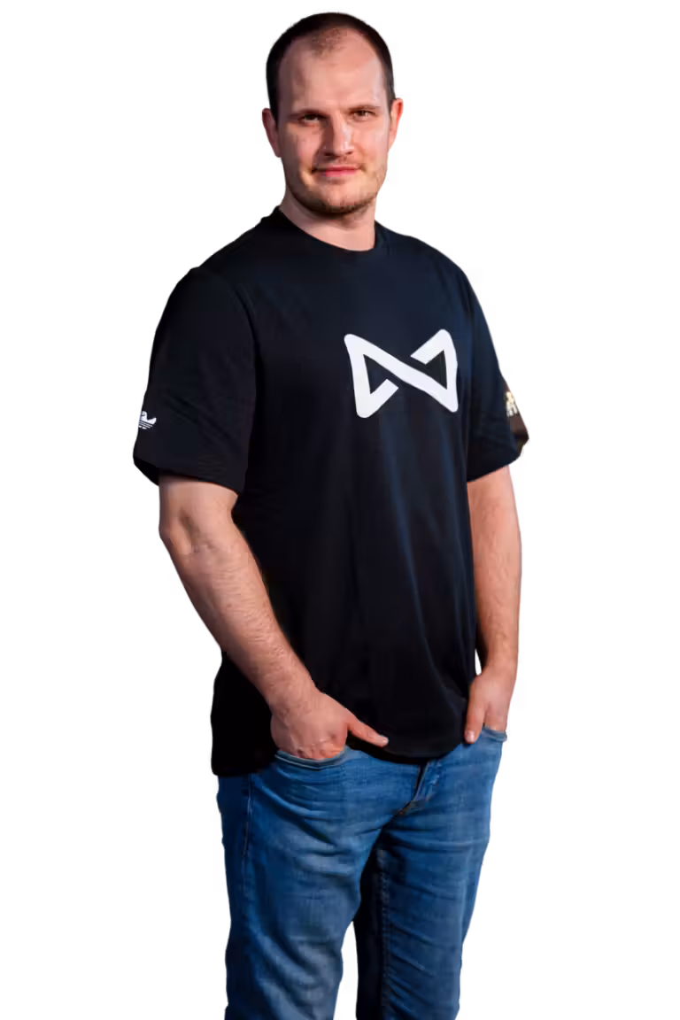 Freigestelltes Portrait von Matthias Lübke aus dem infinity media Team als Assistenz, Frontansicht 02