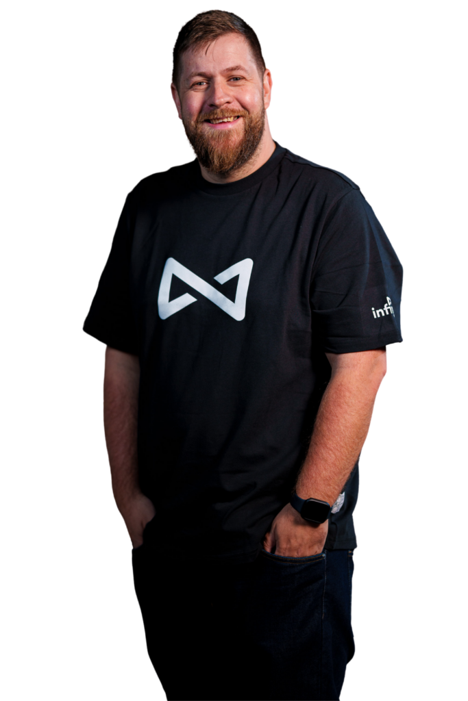 Freigestelltes Portrait von Oliver Beyer aus dem InfinityMedia-Team als Drone Pilot, Frontansicht 01