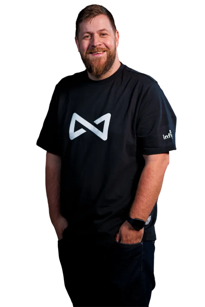 Freigestelltes Portrait von Oliver Beyer aus dem InfinityMedia-Team als Drone Pilot, Frontansicht 01