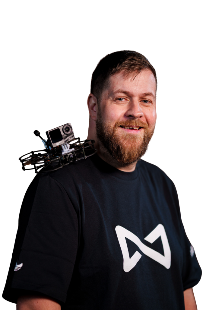 Freigestelltes Portrait von Oliver Beyer aus dem InfinityMedia-Team als Drone Pilot, mit Drohne