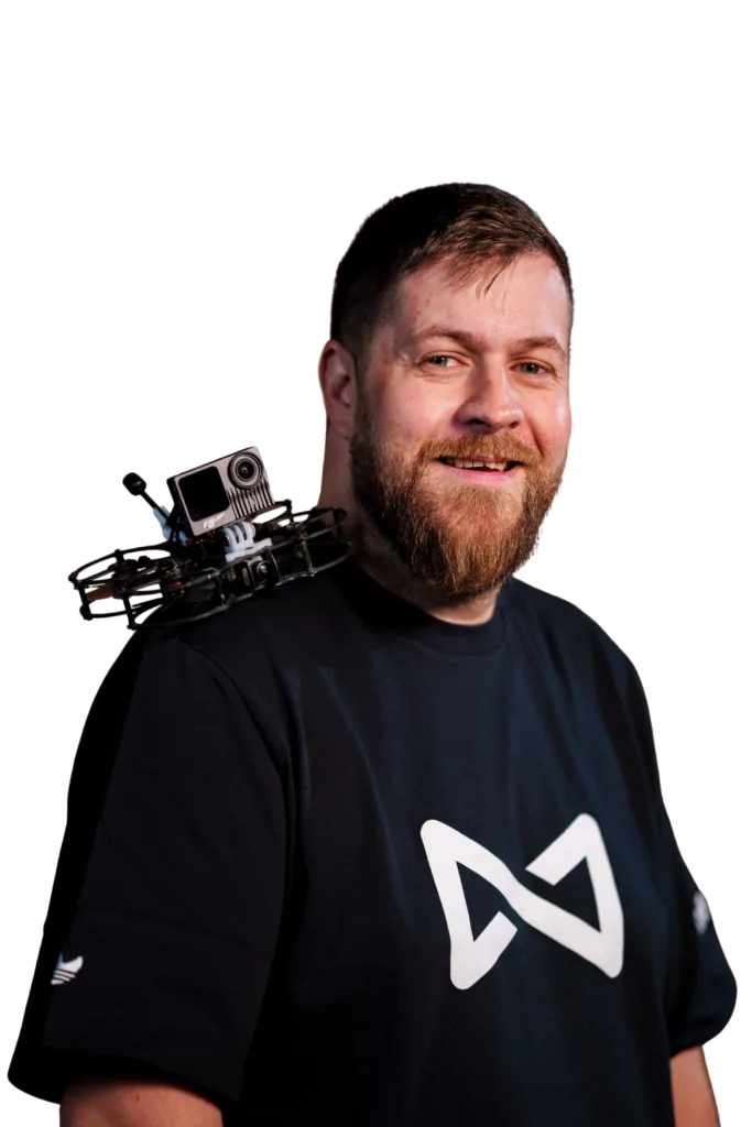 Freigestelltes Portrait von Oliver Beyer aus dem InfinityMedia-Team als Drone Pilot, mit Drohne