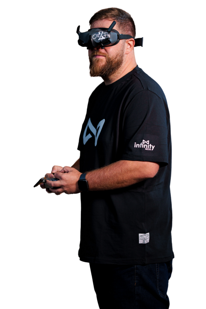 Freigestelltes Portrait von Oliver Beyer aus dem InfinityMedia-Team als Drone Pilot, mit Goggles 02
