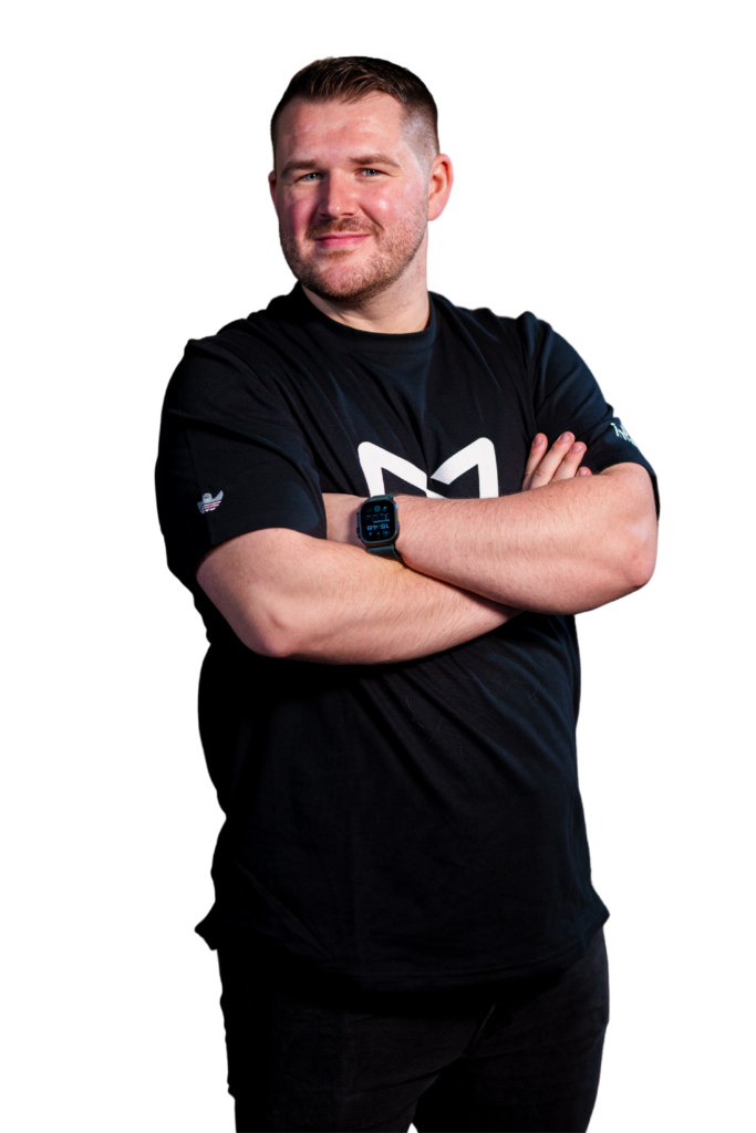 Freigestelltes Portrait von Fabian Bauer aus dem InfinityMedia-Team als Projektmanagement, Frontansicht 01