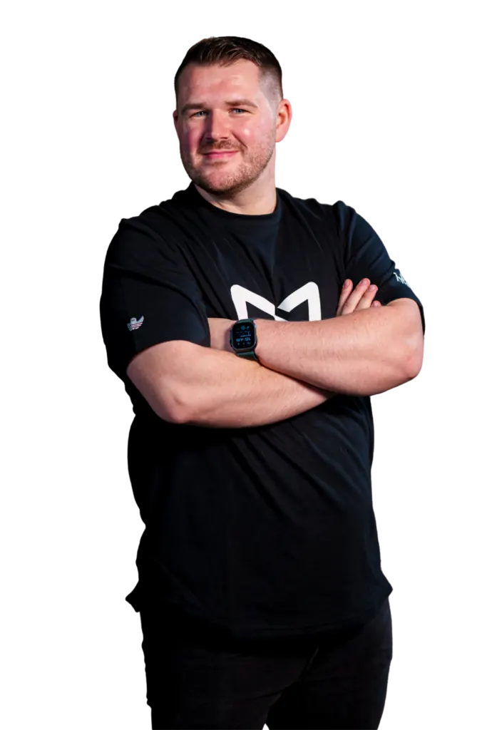 Freigestelltes Portrait von Fabian Bauer aus dem InfinityMedia-Team als Projektmanagement, Frontansicht 01