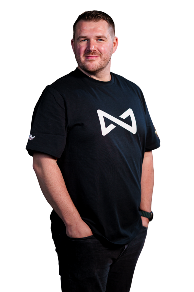 Freigestelltes Portrait von Fabian Bauer aus dem InfinityMedia-Team als Projektmanagement, Frontansicht 02