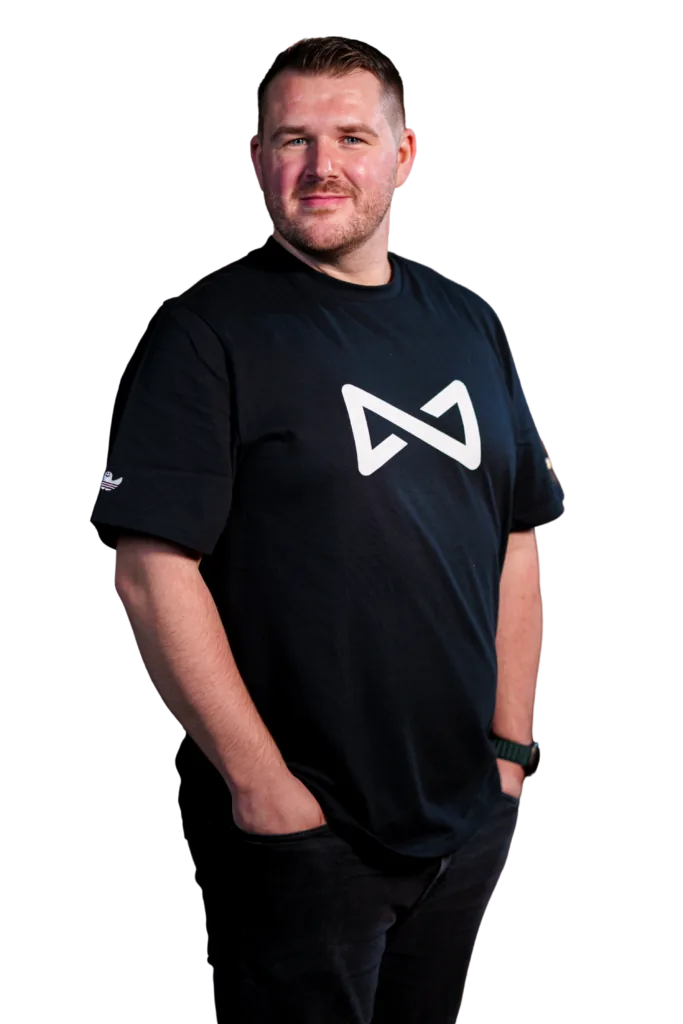 Freigestelltes Portrait von Fabian Bauer aus dem InfinityMedia-Team als Projektmanagement, Frontansicht 02