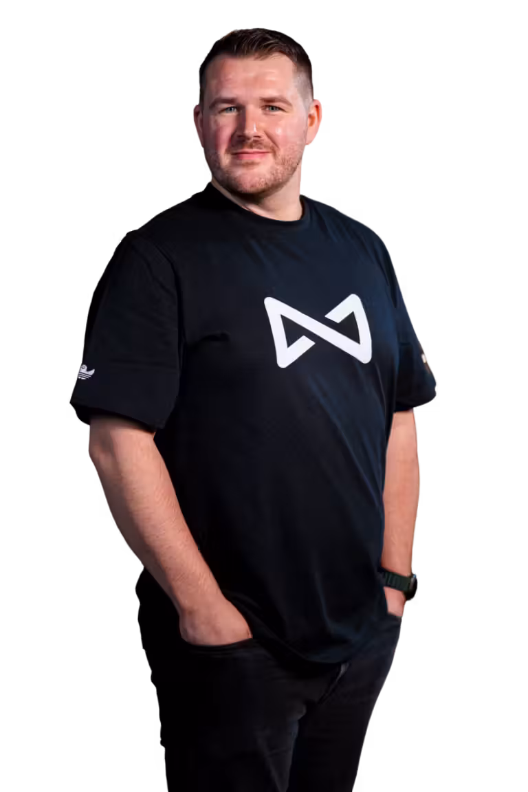 Freigestelltes Portrait von Fabian Bauer aus dem infinity media Team als Projektmanagement, Frontansicht 02