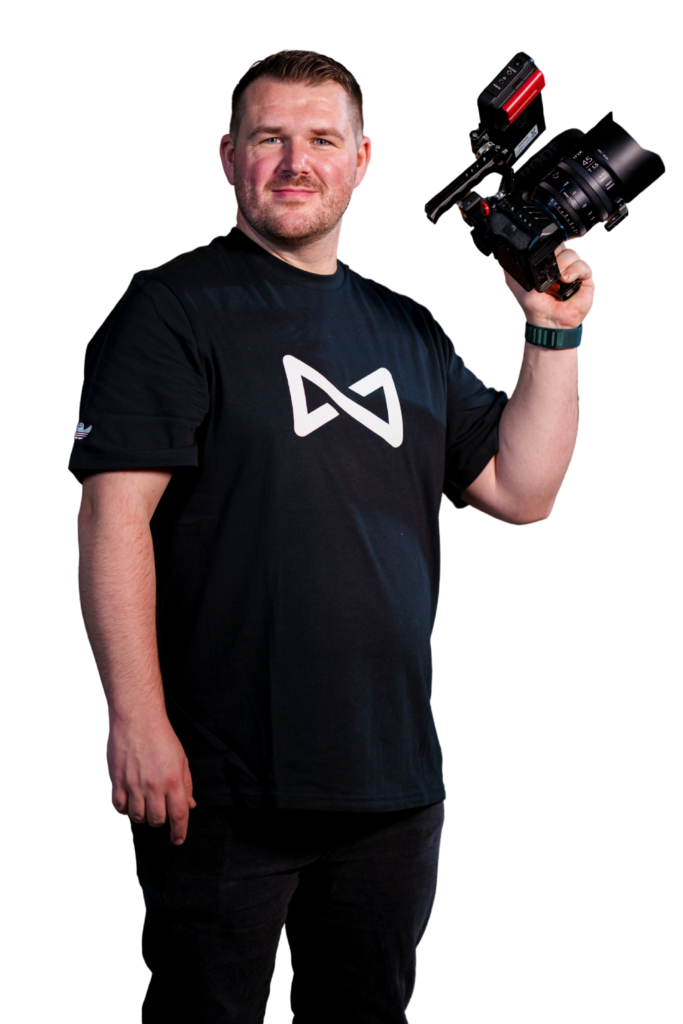 Freigestelltes Portrait von Fabian Bauer aus dem InfinityMedia-Team als Projektmanagement, mit Kamera 02