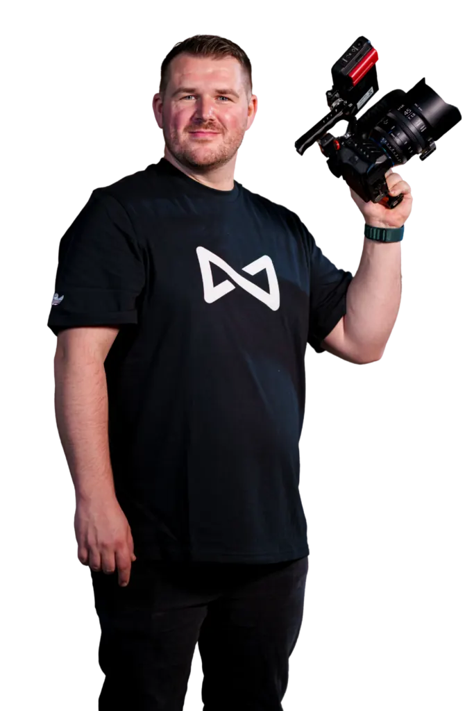 Freigestelltes Portrait von Fabian Bauer aus dem InfinityMedia-Team als Projektmanagement, mit Kamera 02