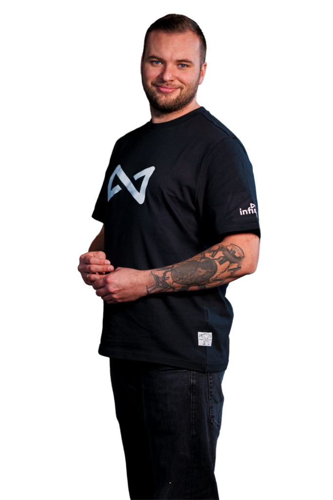 Freigestelltes Portrait von Sascha Bloemer aus dem InfinityMedia-Team als Social Media, Frontansicht 02