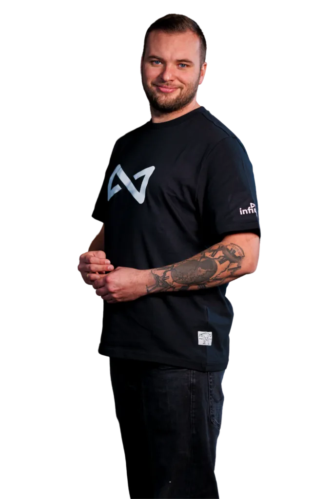 Freigestelltes Portrait von Sascha Bloemer aus dem InfinityMedia-Team als Social Media, Frontansicht 02