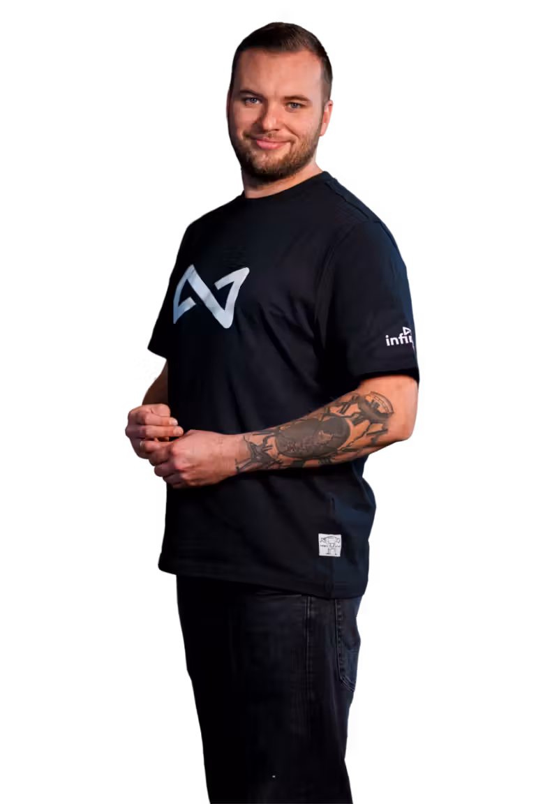 Freigestelltes Portrait von Sascha Bloemer aus dem infinity media Team als Social Media, Frontansicht 02
